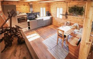 eine Küche und ein Esszimmer mit einem Tisch in einer Hütte in der Unterkunft Awesome Home In Mhldorf With Sauna in Mühldorf