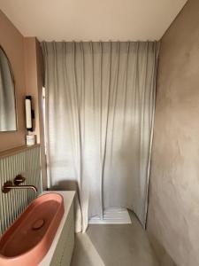 y baño con bañera y lavamanos. en Biarritz centre - Halles - Rue Victor Hugo, en Biarritz