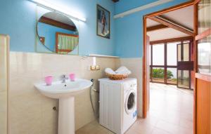 uma casa de banho com um lavatório e uma máquina de lavar roupa em Cozy Home In Diamante With Kitchen em Diamante