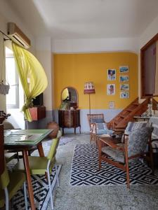 een woonkamer met gele muren en een tafel en stoelen bij Kokkooning in Kokkónion