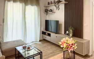 a living room with a couch and a television at Gorgeous Apartment In Blace in Blace