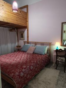 een slaapkamer met een bed met een rode sprei bij Kokkooning in Kokkónion