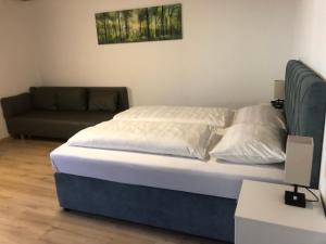 En eller flere senger på et rom på Hotel Weismann