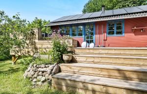 Cette maison est accessible par un escalier en bois. dans l'établissement Cozy Home In Korsr With Kitchen, à Korsør