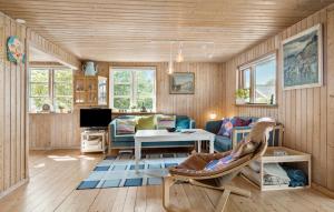 - un salon avec un canapé et une table dans l'établissement Cozy Home In Korsr With Kitchen, à Korsør
