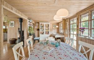- une salle à manger et une cuisine avec une table et des chaises dans l'établissement Cozy Home In Korsr With Kitchen, à Korsør