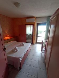 um quarto de hotel com uma cama e uma casa de banho em S'Ustiarvu em Cala Liberotto