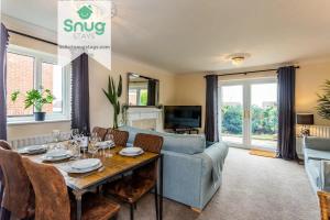 un salon avec une table et un canapé dans l'établissement Hardwick House 3 bed with parking for Contractors & Tourists, à Gateshead 13 autres photos