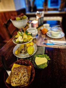 uma mesa de madeira com pratos de comida em Hotel Marktbrauerei em Bad Lobenstein