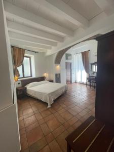 Postel nebo postele na pokoji v ubytování Hotel Capomulini 3 Stelle