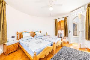 Un dormitorio con una cama grande en una habitación. en Villa Malik mit Meerblick und Pool, en Cala d´Or 20 fotos más