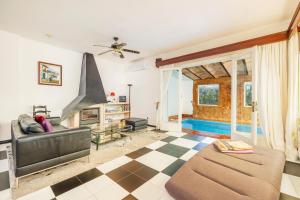 una sala de estar con un sofá y una mesa en Villa Malik mit Meerblick und Pool, en Cala d´Or