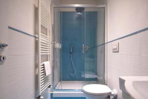 Ένα μπάνιο στο Panicale Blue Historic 1BR Stay Near Medici Chapels & Mercato Centrale +17 φωτογραφίες