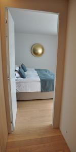 1 dormitorio con 1 cama a través de una puerta en Boutique Hotel La Rocca, en Ronco sopra Ascona