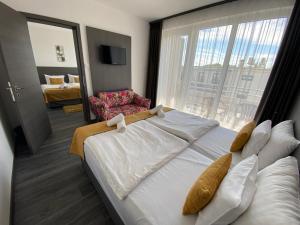 HOTEL CSOPAK Resort & Lake في تشوباك: سرير كبير في غرفة الفندق مع نافذة كبيرة