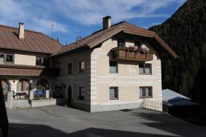 a building with a balcony with flowers on it at Charlys Ferienwohnung in Samnaun