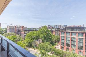 uma vista para a cidade a partir de uma varanda em 2BR Executive Apartment in Prime Location em Arlington