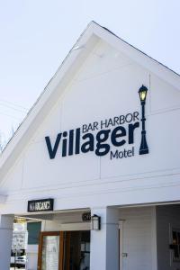 Um sinal de motel Vikingier no lado de um edifício. em Bar Harbor Villager Motel - Downtown em Bar Harbor