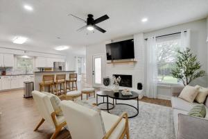 un soggiorno con un divano e un tavolo di Tropical Pool Oasis - 5 BR Foosbal Cinema a Flower Mound