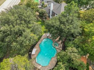 una vista dall'alto di una piscina in un cortile di Tropical Pool Oasis - 5 BR Foosbal Cinema a Flower Mound
