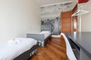 2 letti in una camera con murale di una città di FieraMilano 3BR Apartment a Milano