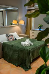 フィウミチーノにあるLoft Sea&Sky Fiumicino Airportのタオルを敷いたベッドに寝た者