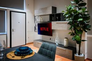 フィウミチーノにあるLoft Sea&Sky Fiumicino Airportのテーブルとテレビのあるリビングルーム
