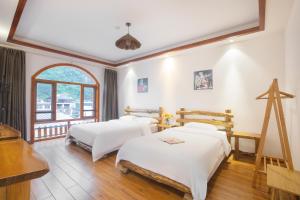 Postel nebo postele na pokoji v ubytování Yangshuo Xiao Long River Hotel