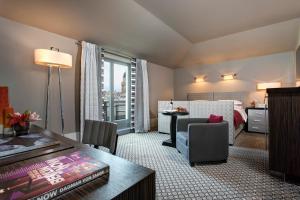 um quarto de hotel com uma cama e uma secretária com uma secretária em Rocco Forte Hotel De Rome em Berlim