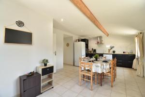Telgruc-sur-MerにあるL'Evasion Bretonne I 4 lits & Grande terrasseのテーブルと椅子のあるキッチンとダイニングルーム