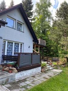 ein Haus mit einer Veranda und einer Terrasse in der Unterkunft UROCZYSKO in Wisła