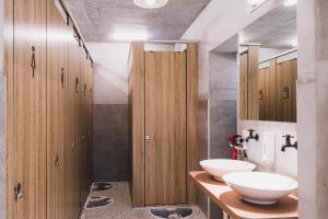 bagno con 2 lavandini e armadi in legno di 東衛參捌 陶藝旅店 a Magong