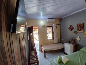mały pokój z łóżkiem i oknem w obiekcie Pousada rancho sol nascente w mieście Tutóia