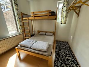 Una cama o camas en una habitación de Nomad Hostel