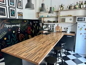 Una cocina o kitchenette en Nomad Hostel