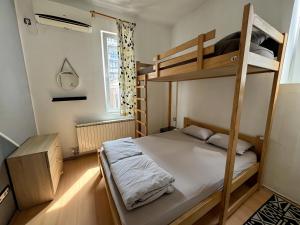 Una cama o camas en una habitación de Nomad Hostel