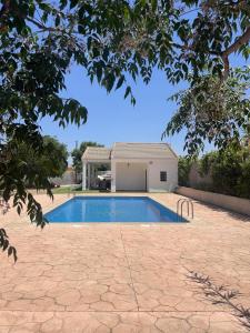 a swimming pool in front of a house at Villa Marichu. Piscina, BBQ y a 15 min Puy du Fou in Totanés