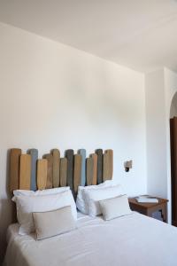 1 dormitorio con 1 cama con cabecero de madera en Villa Puolo - With Private Sea Access, en Sorrento