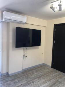 Elle comprend une télévision à écran plat suspendue au mur. dans l'établissement Sunpark Apartment, à Sandanski