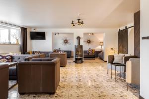 uma ampla sala de estar com sofás e cadeiras em Gremi Hotel em Dragobrat