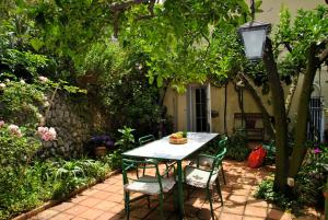 a table and chairs sitting in a garden at Il giardino dei limoni casa nel Borgo in Maranola