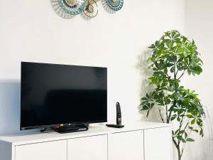 Televízia a/alebo spoločenská miestnosť v ubytovaní Le Cocon - 2 pièces centre Cannes - Terrasse
