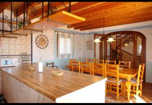 cocina y comedor con mesa y sillas en Finca Sa Torre Nova en Son Carrió