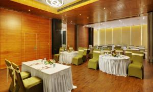 Ein Sitzbereich in der Unterkunft Click Hotel Bhuj
