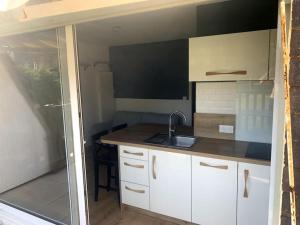 Kuchyň nebo kuchyňský kout v ubytování Appartement avec balcon plein sud, bord de mer