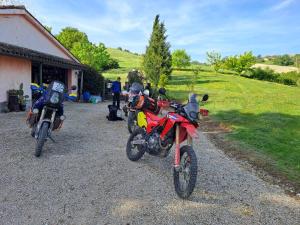 um grupo de motociclos estacionados numa estrada de cascalho em Cà Maggio Nuovo em Acqualagna
