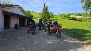 um grupo de motociclos estacionados ao lado de um edifício em Cà Maggio Nuovo em Acqualagna