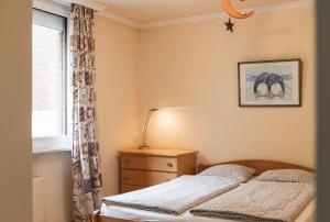 una camera con 2 letti singoli e una finestra di Residenza Porto Fino App 7000 a Brissago
