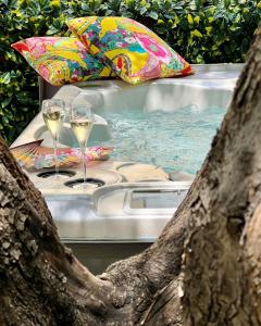 Hotel & Plage Croisette Beach Cannes Mgallery في كان: كأسين من النبيذ موضوعين على رأس حوض استحمام ساخن
