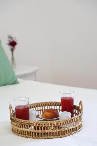 un cesto con due bicchieri di tè e un piatto di cibo di Villa Puolo - With Private Sea Access a Sorrento